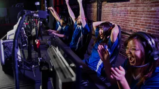 esports players celebrating