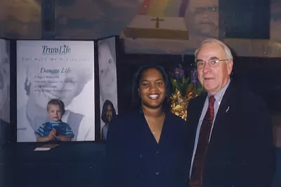 In 2000, Dr. Robert Metzger supports kidney transplant recipient Charlyce Simmons before she met Michelle Peele, the mother of her kidney donor, at her church in Orlando, Florida.  