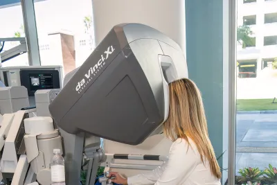 Attendee trying a DaVinci robot at the 2023 Digestive Health Symposium.