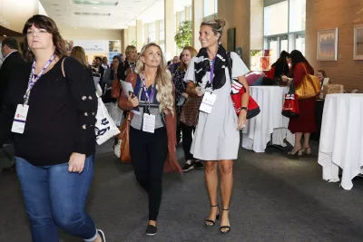 liv-2019-attendees-walking-in-hallway-2000x1333