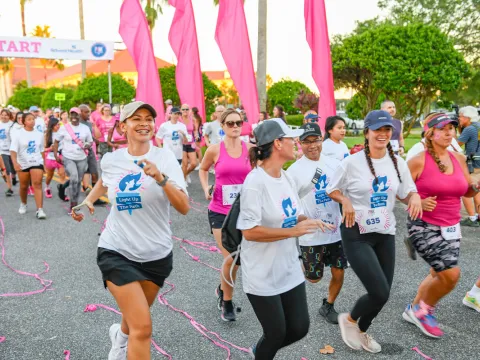 runners at pink on parade 2022