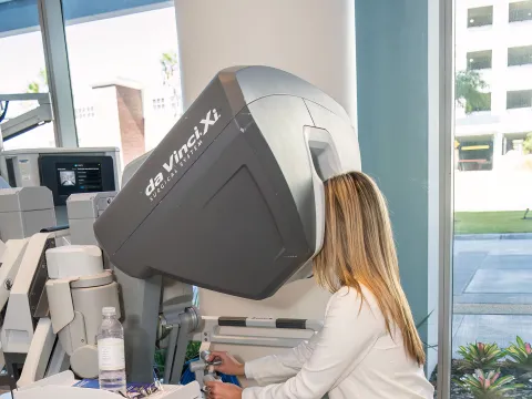 Attendee trying a DaVinci robot at the 2023 Digestive Health Symposium.