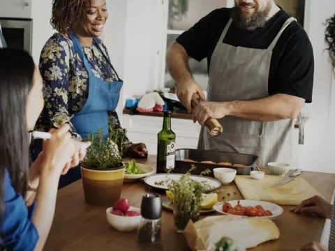 Family makes healthy food for the holidays