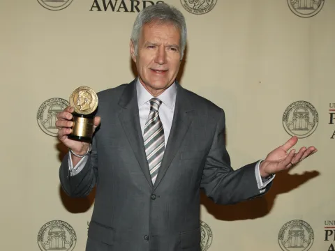 Alex Trebek getting a picture taken with the Peabody Award