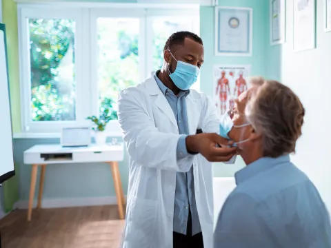 hero-doctor-with-male-patient-2000x1333_B