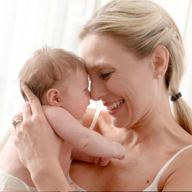 Mother holding newboarn baby.