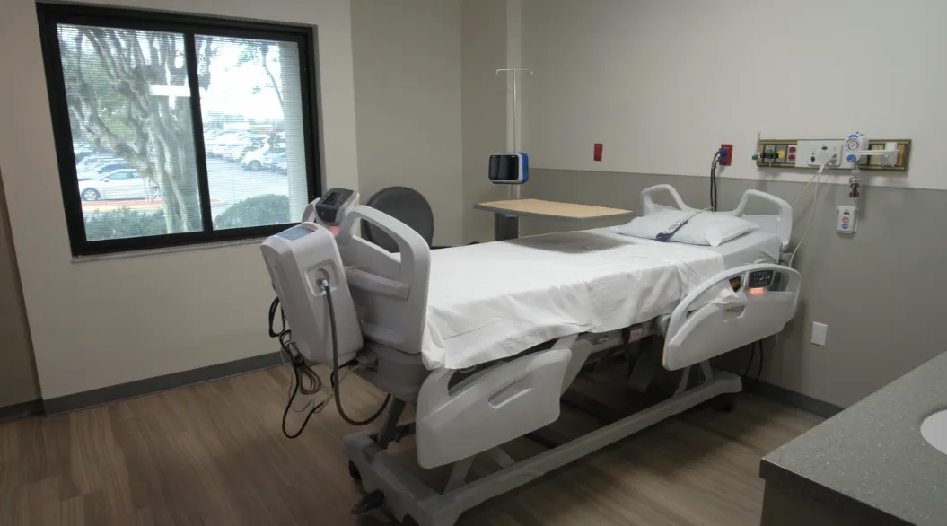 The new unit features 25 private rooms, located just steps away from the operating rooms, to streamline surgical operations and provide a dedicated, comfortable space for patients recovering post-surgery. 