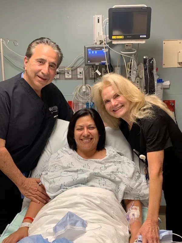 Dr. Steven McCarus, left, celebrates his 100th Senhance procedure with his wife, Dr. Tammy McCarus, and patient.