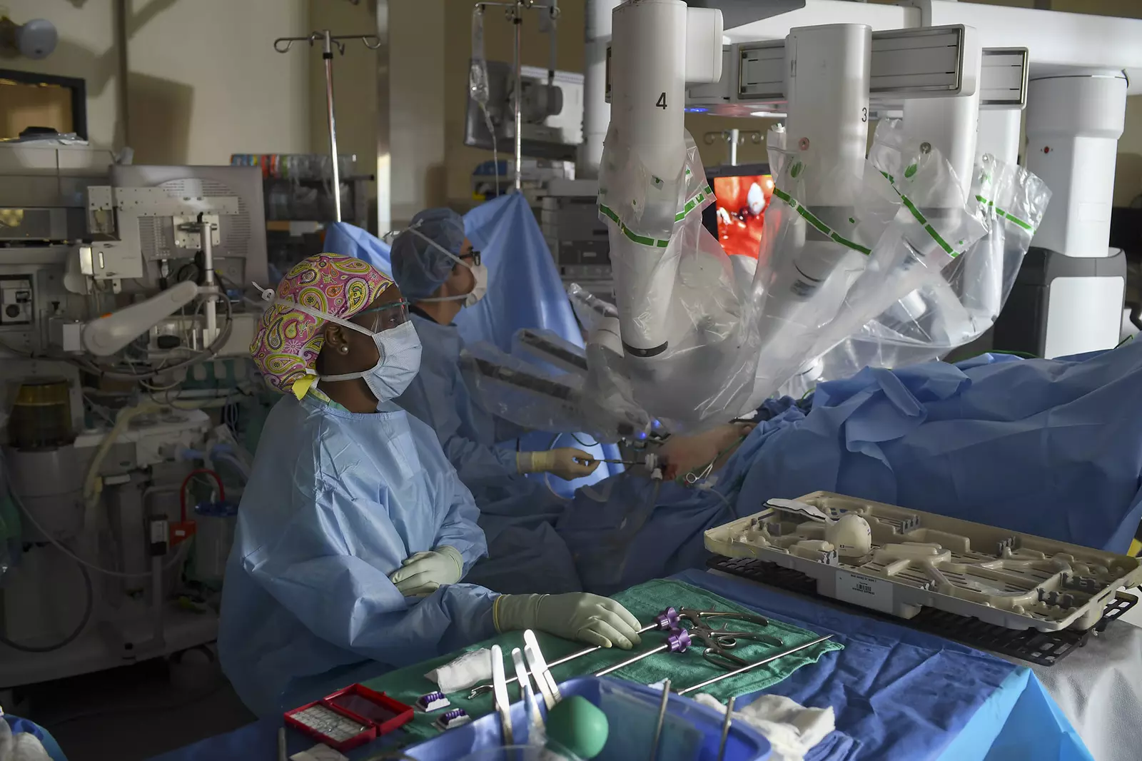 Dr. Vipul Patel and his team using robotics during surgery.